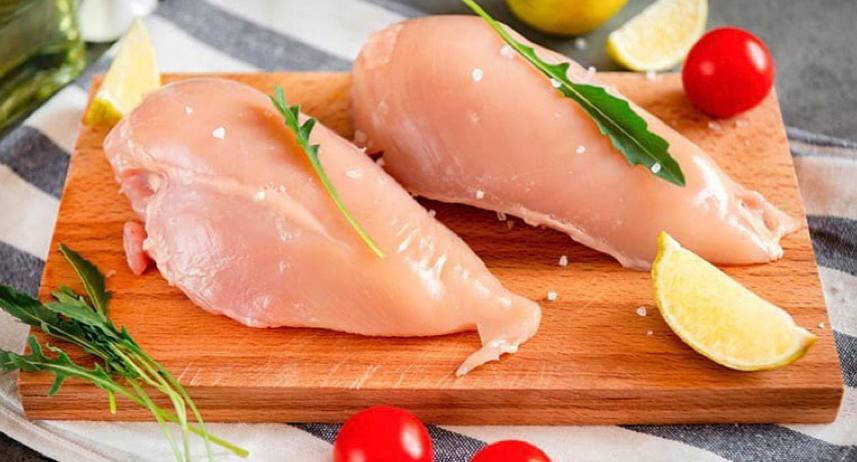 ¿Cuánta proteína contiene la pechuga de pollo y por qué es beneficiosa?